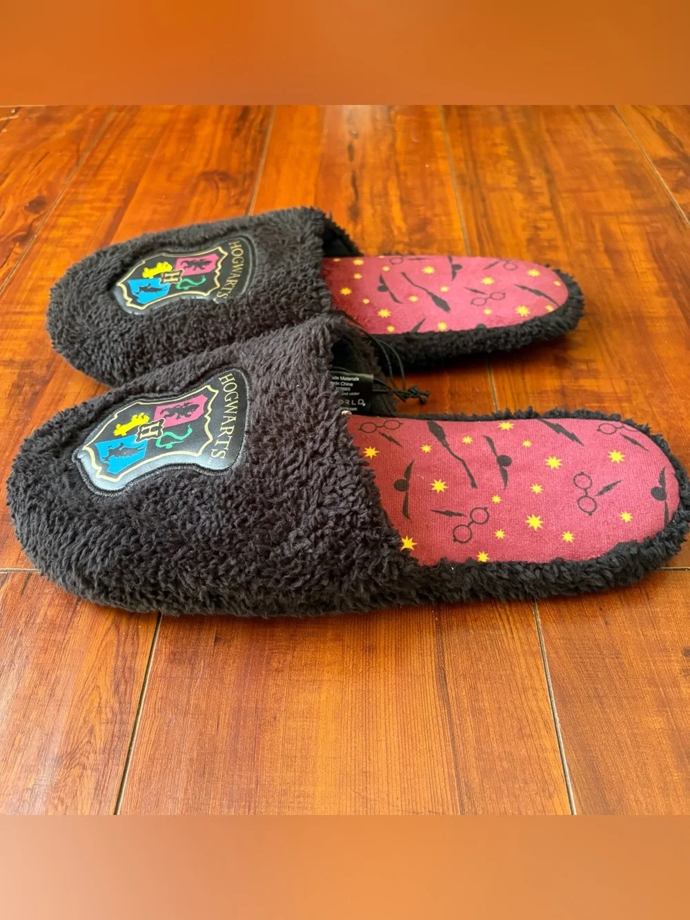 (NWOT) Harry Potter Hogwarts Fuzzy Slippers – LG/XL (W10–13 / M9–12)
